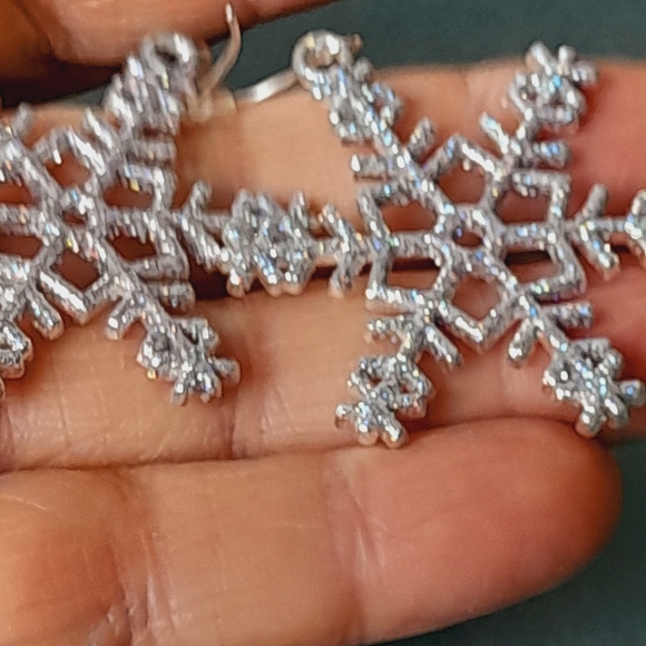 Snow  Silver Flake Errings - Picture 4 of 5